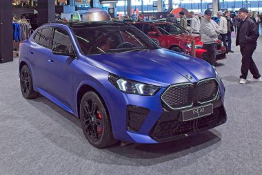 Pasila, Helsinki, Finlandiya 14 Mart. 2025: AUTO 25 'te BMW iX2 araç ve Messukeskus Helsinki' de Mobilite Show.