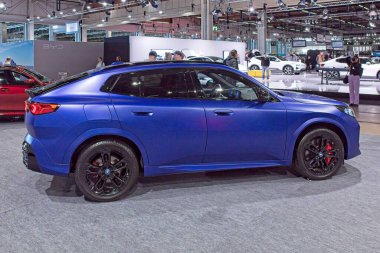 Pasila, Helsinki, Finlandiya 14 Mart. 2025: AUTO 25 'te BMW iX2 araç ve Messukeskus Helsinki' de Mobilite Show.