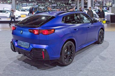 Pasila, Helsinki, Finlandiya 14 Mart. 2025: AUTO 25 'te BMW iX2 araç ve Messukeskus Helsinki' de Mobilite Show.