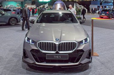 Pasila, Helsinki, Finlandiya 14 Mart. 2025: BMW 5 AUTO 25 ve Messukeskus Helsinki 'de Mobilite Şovu.