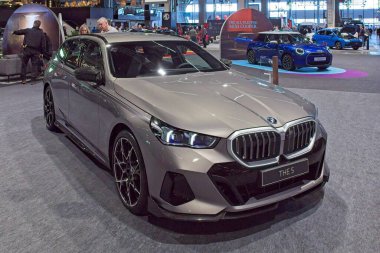 Pasila, Helsinki, Finlandiya 14 Mart. 2025: BMW 5 AUTO 25 ve Messukeskus Helsinki 'de Mobilite Şovu.