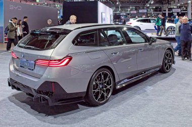 Pasila, Helsinki, Finlandiya 14 Mart. 2025: BMW 5 AUTO 25 ve Messukeskus Helsinki 'de Mobilite Şovu.