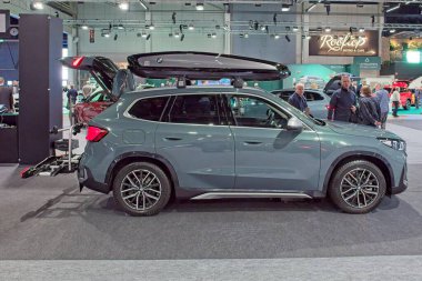 Pasila, Helsinki, Finlandiya 14 Mart. 2025: AUTO 25 'te BMW iX1 aracı ve Messukeskus Helsinki' de Mobilite Show.
