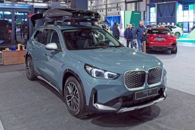 Pasila, Helsinki, Finlandiya 14 Mart. 2025: AUTO 25 'te BMW iX1 aracı ve Messukeskus Helsinki' de Mobilite Show.
