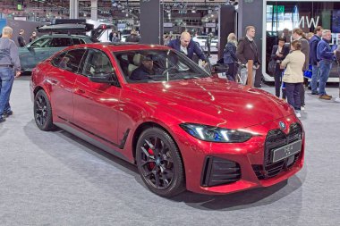 Pasila, Helsinki, Finlandiya 14 Mart. 2025: AUTO 25 'te BMW i4 ve Messukeskus Helsinki' de Mobilite Show.