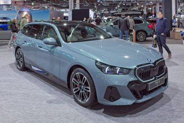 Pasila, Helsinki, Finlandiya 14 Mart. 2025: AUTO 25 'te BMW i5 ve Messukeskus Helsinki' de Mobilite Show.