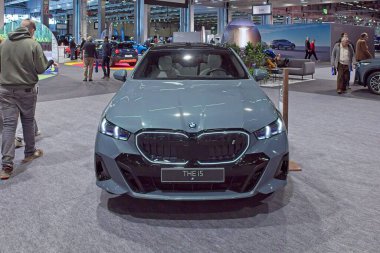 Pasila, Helsinki, Finlandiya 14 Mart. 2025: AUTO 25 'te BMW i5 ve Messukeskus Helsinki' de Mobilite Show.