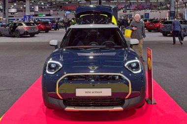 Pasila, Helsinki, Finlandiya 14 Mart. 2025: AUTO 25 'te Mini Aceman elektrikli araba ve Messukeskus Helsinki' de Mobilite Şovu.