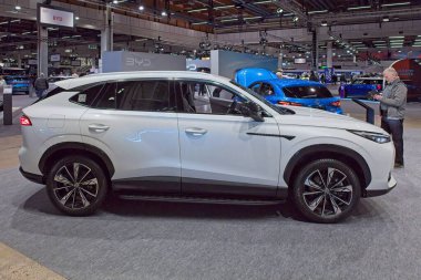 Pasila, Helsinki, Finlandiya 14 Mart. 2025: AUTO 25 'te MG HS PHEV arabası ve Messukeskus Helsinki' de Mobilite Show.