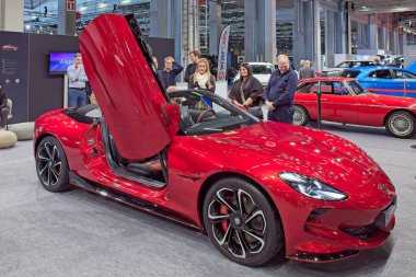 Pasila, Helsinki, Finlandiya 14 Mart. 2025: AUTO 25 'te MG Cyberster elektrikli araba ve Messukeskus Helsinki' de Mobilite Şovu.