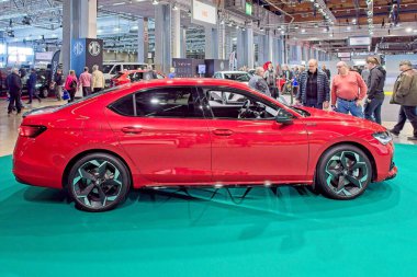 Pasila, Helsinki, Finlandiya 14 Mart. 2025: Skoda Superb 2.0 TSI 204 Sportline DSG Autom. AUTO 25 ve Messukeskus Helsinki 'de Mobilite Şovu.