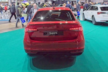 Pasila, Helsinki, Finlandiya 14 Mart. 2025: Skoda Superb 2.0 TSI 204 Sportline DSG Autom. AUTO 25 ve Messukeskus Helsinki 'de Mobilite Şovu.