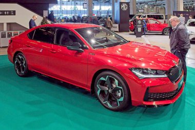 Pasila, Helsinki, Finlandiya 14 Mart. 2025: Skoda Superb 2.0 TSI 204 Sportline DSG Autom. AUTO 25 ve Messukeskus Helsinki 'de Mobilite Şovu.