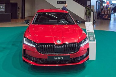 Pasila, Helsinki, Finlandiya 14 Mart. 2025: Skoda Superb 2.0 TSI 204 Sportline DSG Autom. AUTO 25 ve Messukeskus Helsinki 'de Mobilite Şovu.