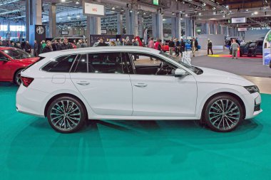 Pasila, Helsinki, Finlandiya 14 Mart. 2025: Skoda Octavia Combi 1.5 TSI 150 Style eTec DSG Autom. AUTO 25 ve Messukeskus Helsinki 'de Mobilite Şovu.