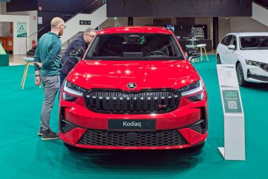Pasila, Helsinki, Finlandiya 14 Mart. 2025: Skoda Kodiag 2.0 TSI 4x4 RS DSG Autom. AUTO 25 ve Messukeskus Helsinki 'de Mobilite Şovu.