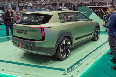 Pasila, Helsinki, Finlandiya 14 Mart. 2025: AUTO 25 'te Skoda Vision 7S araç ve Messukeskus Helsinki' de Mobilite Show.