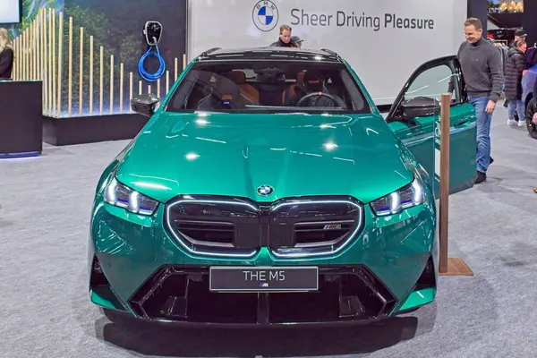Pasila, Helsinki, Finlandiya 14 Mart. 2025: AUTO 25 'te BMW M5 tur arabası ve Messukeskus Helsinki' de Mobilite gösterisi.