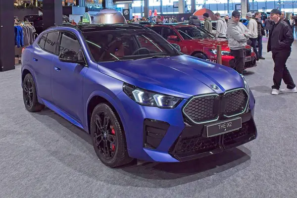 Pasila, Helsinki, Finlandiya 14 Mart. 2025: AUTO 25 'te BMW iX2 araç ve Messukeskus Helsinki' de Mobilite Show.