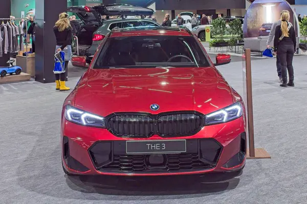 Pasila, Helsinki, Finlandiya 14 Mart. 2025: BMW 3 AUTO 25 ve Messukeskus Helsinki 'de Mobilite Şovu.