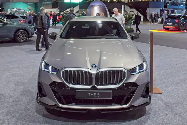 Pasila, Helsinki, Finlandiya 14 Mart. 2025: BMW 5 AUTO 25 ve Messukeskus Helsinki 'de Mobilite Şovu.