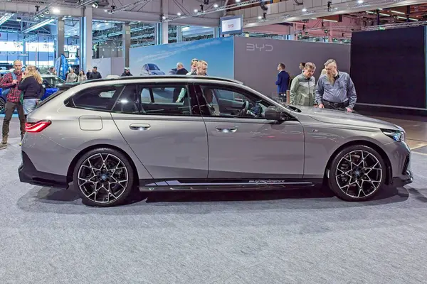 Pasila, Helsinki, Finlandiya 14 Mart. 2025: BMW 5 AUTO 25 ve Messukeskus Helsinki 'de Mobilite Şovu.