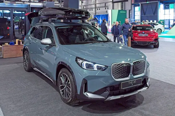 Pasila, Helsinki, Finlandiya 14 Mart. 2025: AUTO 25 'te BMW iX1 aracı ve Messukeskus Helsinki' de Mobilite Show.