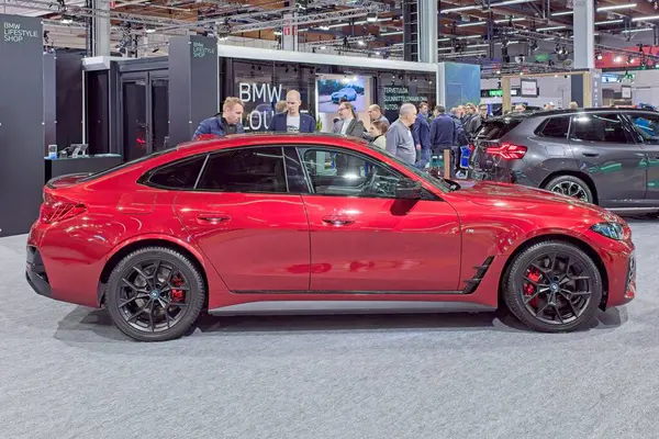 Pasila, Helsinki, Finlandiya 14 Mart. 2025: AUTO 25 'te BMW i4 ve Messukeskus Helsinki' de Mobilite Show.