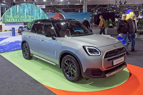Pasila, Helsinki, Finlandiya 14 Mart. 2025: AUTO 25 'te Mini Yurttaş elektrikli araba ve Messukeskus Helsinki' de Mobilite Gösterisi.