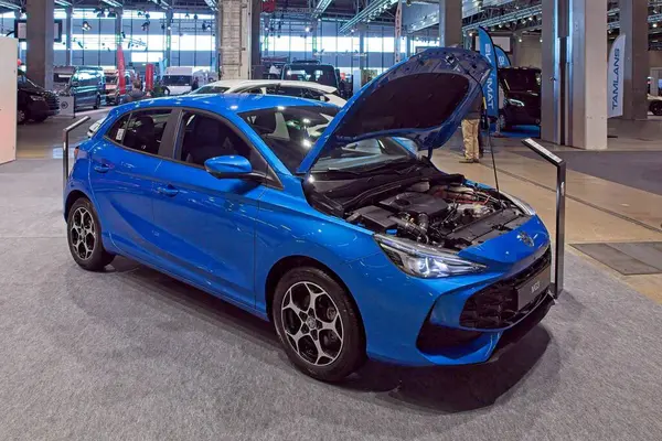 Pasila, Helsinki, Finlandiya 14 Mart. 2025: AUTO 25 'te MG3 Hybrid + araba ve Messukeskus Helsinki' de Mobilite Show.