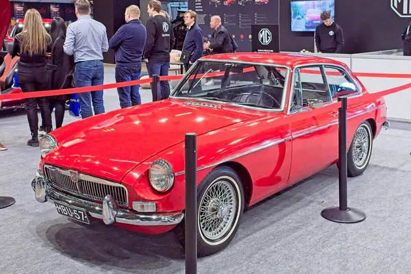 Pasila, Helsinki, Finlandiya 14 Mart. 2025: AUTO 25 'te MGB 1966 ve Messukeskus Helsinki' de Mobilite Show.