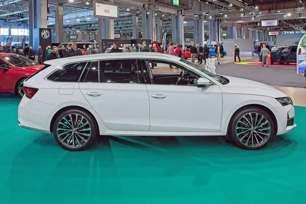Pasila, Helsinki, Finlandiya 14 Mart. 2025: Skoda Octavia Combi 1.5 TSI 150 Style eTec DSG Autom. AUTO 25 ve Messukeskus Helsinki 'de Mobilite Şovu.
