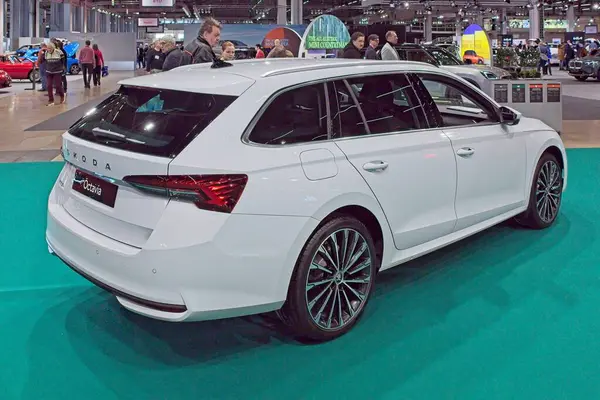 Pasila, Helsinki, Finlandiya 14 Mart. 2025: Skoda Octavia Combi 1.5 TSI 150 Style eTec DSG Autom. AUTO 25 ve Messukeskus Helsinki 'de Mobilite Şovu.