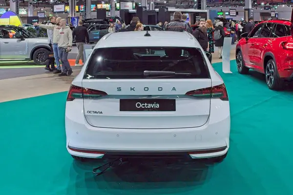 Pasila, Helsinki, Finlandiya 14 Mart. 2025: Skoda Octavia Combi 1.5 TSI 150 Style eTec DSG Autom. AUTO 25 ve Messukeskus Helsinki 'de Mobilite Şovu.