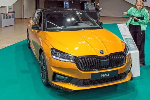 Pasila, Helsinki, Finlandiya 14 Mart. 2025: Skoda Fabia 1.0 TSI 116 Monte Carlo DSG Autom. AUTO 25 ve Messukeskus Helsinki 'de Mobilite Şovu.