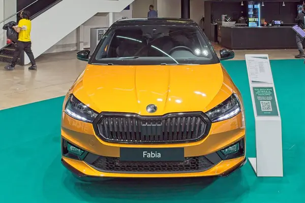 Pasila, Helsinki, Finlandiya 14 Mart. 2025: Skoda Fabia 1.0 TSI 116 Monte Carlo DSG Autom. AUTO 25 ve Messukeskus Helsinki 'de Mobilite Şovu.