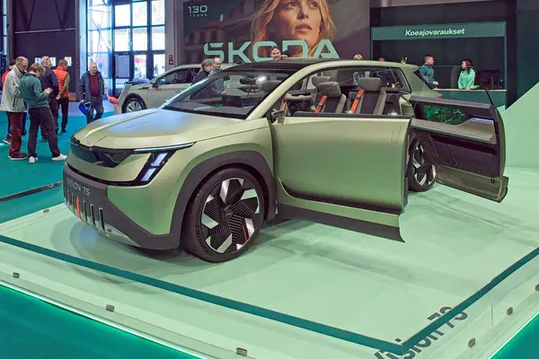 Pasila, Helsinki, Finlandiya 14 Mart. 2025: AUTO 25 'te Skoda Vision 7S araç ve Messukeskus Helsinki' de Mobilite Show.