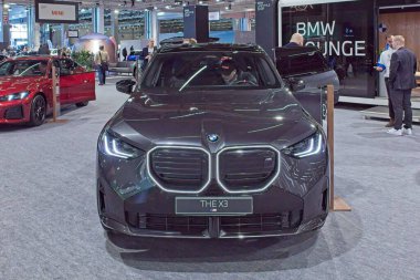 Pasila, Helsinki, Finlandiya 14 Mart. 2025: AUTO 25 'te BMW X3 ve Messukeskus Helsinki' de Mobilite Şovu.