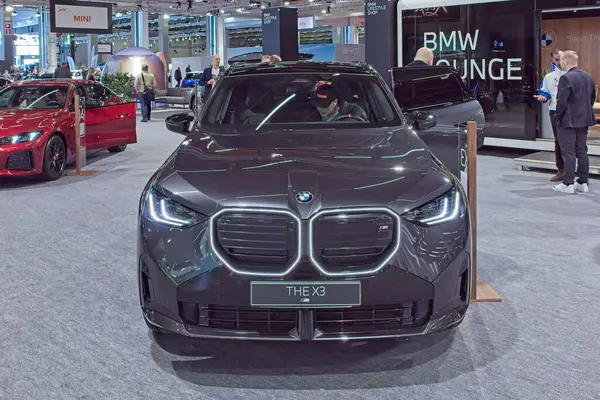 Pasila, Helsinki, Finlandiya 14 Mart. 2025: AUTO 25 'te BMW X3 ve Messukeskus Helsinki' de Mobilite Şovu.