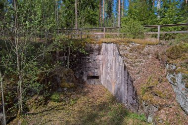 İkinci Dünya Savaşı 'ndan kalma 1200 km' lik bir savunma hattı olan Salpa Line (Salpalinja) 'daki Fin sığınağı B166, Hostikka, Ylamaa, Finlandiya.