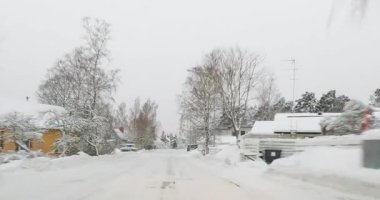 Karhusuontie yolunda araba sürerken çekilen POV manzarası bulutlu kış havasında yerde kar varken, Helsinki, Finlandiya.