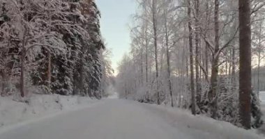 Bulutlu kış havasında Kattilantie yolunda araba sürerken çekilen POV manzarası ve yerde kar, Helsinki, Finlandiya.