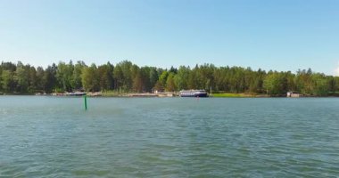 Yaz mevsiminde Temppelisalmi Boğazı boyunca sürat teknesi gezisi, Espoo, Finlandiya.