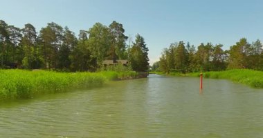 Yaz mevsiminde Suinonsalmi Boğazı boyunca sürat teknesi gezisi, Espoo, Finlandiya.