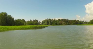 Yaz mevsiminde Suinonsalmi Boğazı boyunca sürat teknesi gezisi, Espoo, Finlandiya.