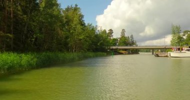 Yaz mevsiminde Suinonsalmi Boğazı boyunca sürat teknesi gezisi, Espoo, Finlandiya.