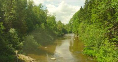 Pitkakoski 'deki manzara manzarası yazın gökyüzünde bulutlar, Vantaa, Finlandiya.