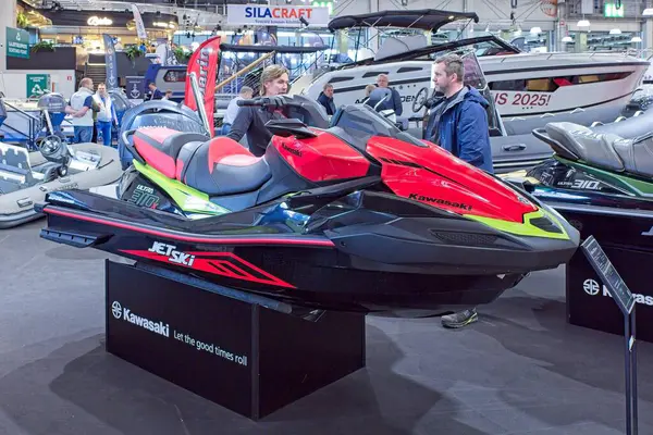 Pasila, Helsinki, Finlandiya 12 Şubat. 2025: Kawasaki Ultra 310x botu Vene 'de (Tekne) 2025' te Messukeskus Helsinki 'de sergileniyor.