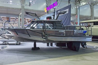 Pasila, Helsinki, Finlandiya 12 Şubat. 2025: Arronet Arrofoil 25 kabin botu Vene 'de (Boat) 2025 gösteri Messukeskus Helsinki' de.