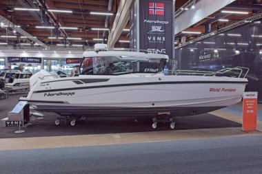 Pasila, Helsinki, Finlandiya 12 Şubat. 2025: Vene 'de Nordkapp Coupe 780 tekne 2025 yılında Messukeskus Helsinki' de sergilendi.